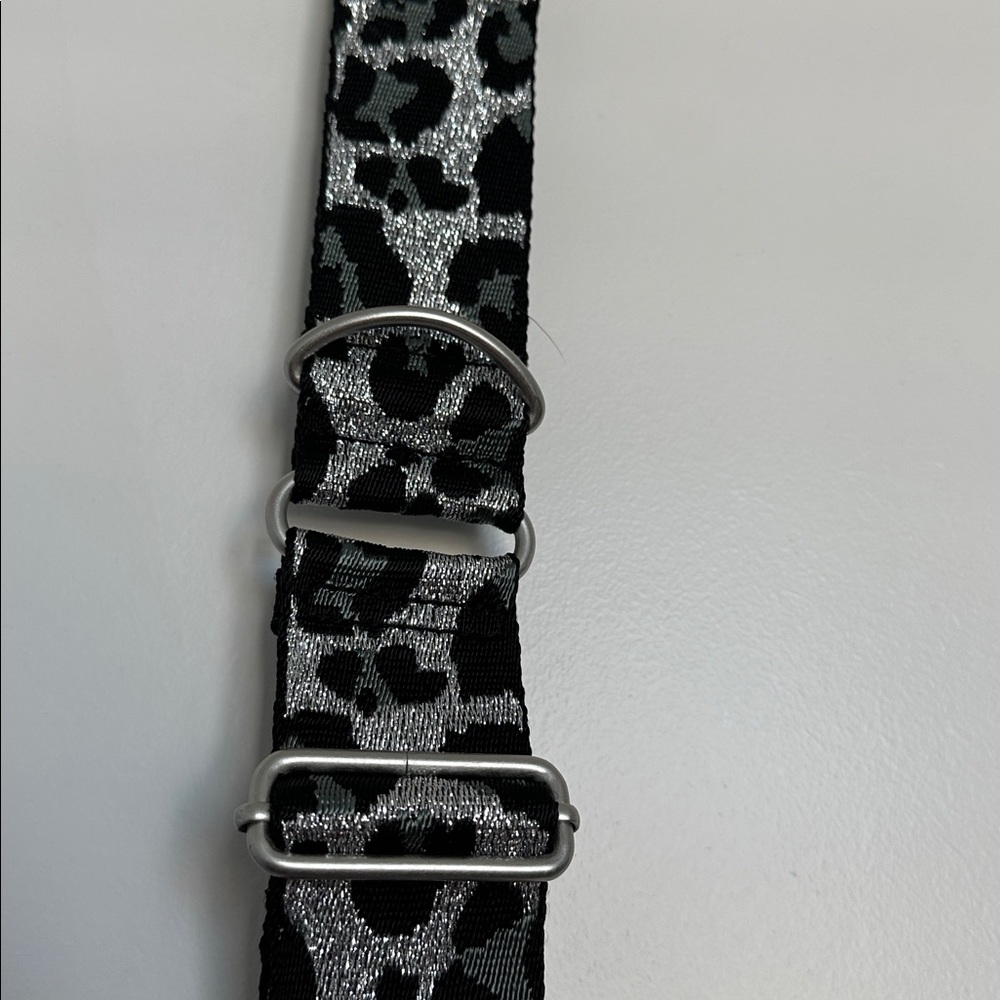 Baggallini Wide Strap Wild Cheetah Silver/ Black
NWOT - Picture 3 of 3